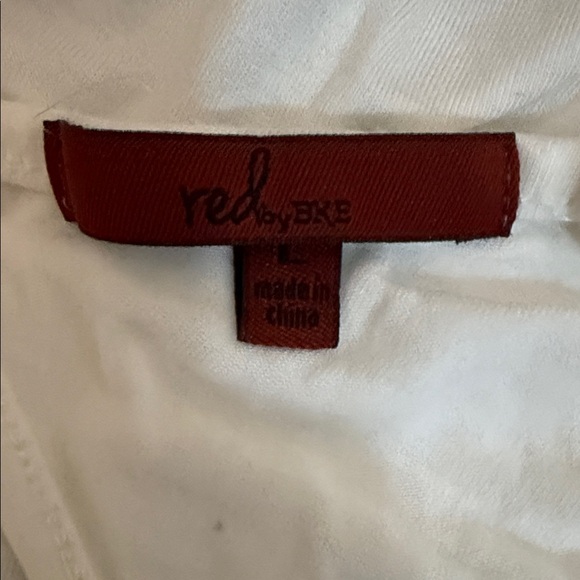 Elegant White Strappy V-Neck Women's Top - Picture 2 of 3